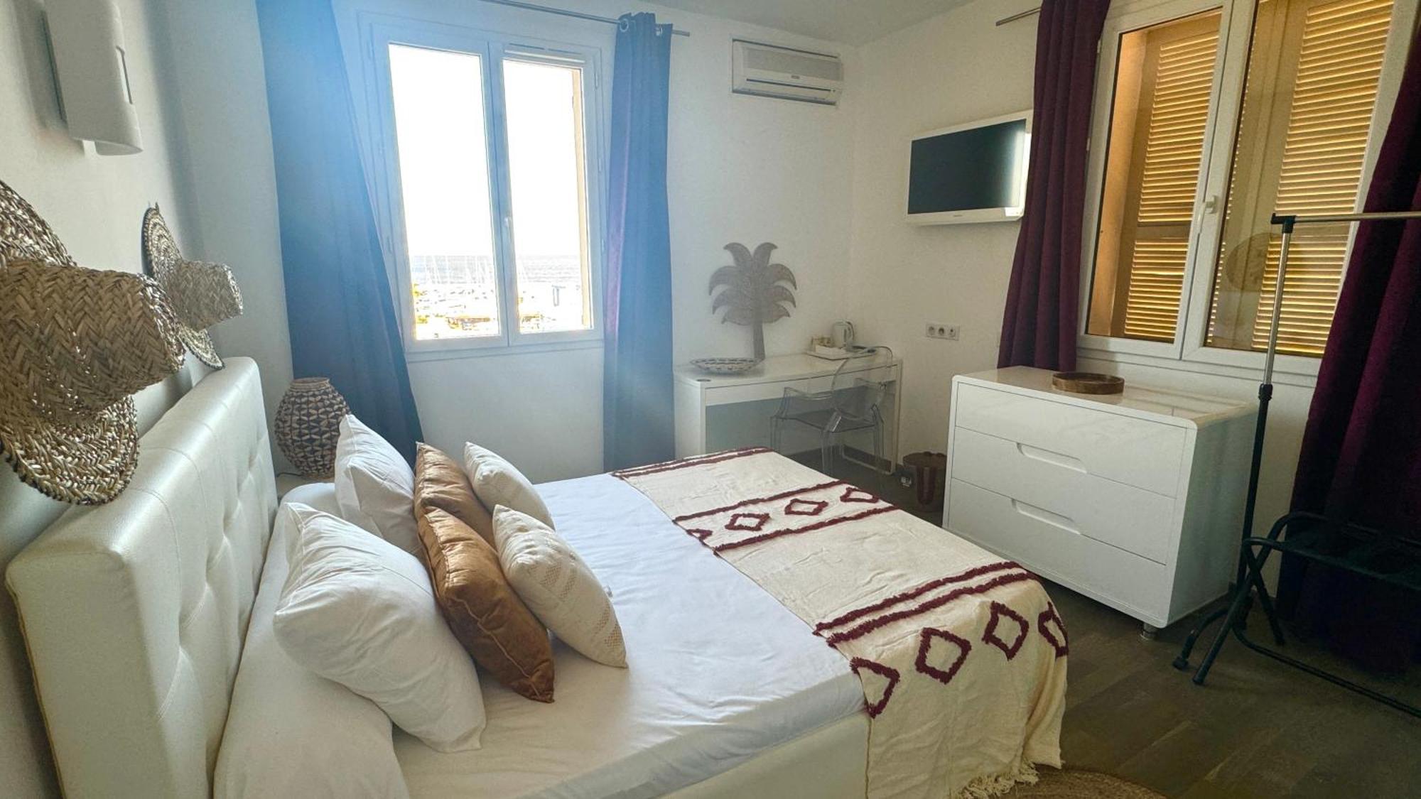 Hotel Les 3 Terrasses Sari-Solenzara Bagian luar foto